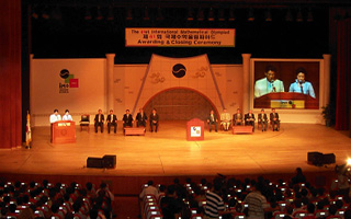 Participants at IMO 2000 in Taejon, Republic of Korea